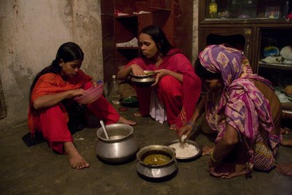 Joli Akhter, obrera de la confecció, i la seva familia esmorzant. Dhaka, Bangladesh, August 2009.  Foto de Taslima Akhter/Clean Clothes Campaign